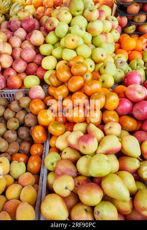 Verschiedene Früchte auf einem lokalen Lebensmittelmarkt, Ecuador. Stockfoto