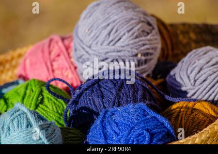Selektiver Fokus, Wollkugeln in verschiedenen Farben Stockfoto