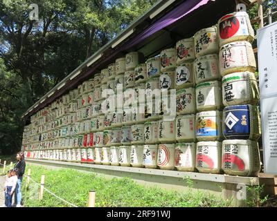 Seit Generationen werden in Stroh gewickelte Sake-Fässer als Opfer angeboten, um den Seelen von Kaiser Meiji und Kaiserin Shoken den größten Respekt zu zollen Stockfoto