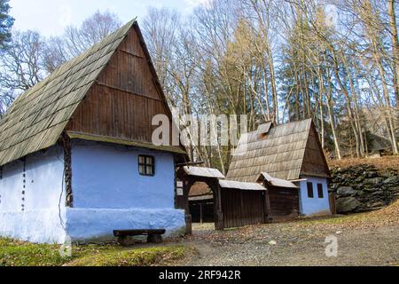 Traditionelle Häuser im Astra-Museum, der wichtigsten Ethno-Museum-Institution in Rumänien. Stockfoto