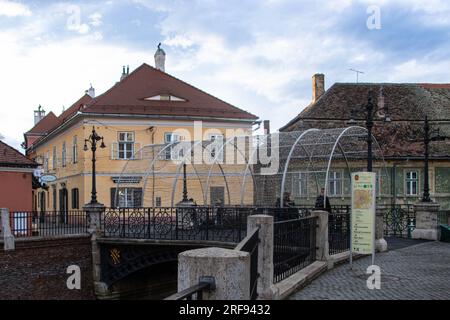 Die Brücke der Lügen ist eine legendäre Fußgängerbrücke im Zentrum der Sibiu-Stadt im Zentrum Rumäniens. Stockfoto