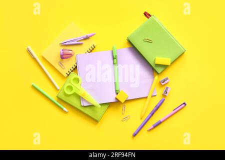 Verschiedene Schreibwaren und Notizbücher auf gelbem Hintergrund Stockfoto