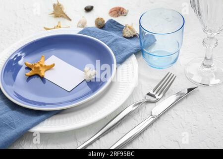 Wunderschöne Tischgestaltung mit marineblauer Einrichtung auf weißem Hintergrund Stockfoto