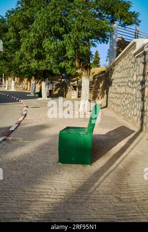 Straßenbank in der Altstadt Stockfoto