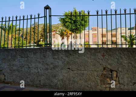 Alte Mauer in der Stadt Stockfoto