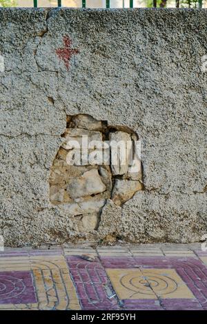 Alte Mauer in der Stadt Stockfoto