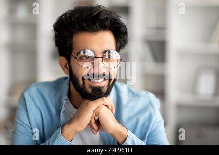 Nahaufnahme Porträt Eines Lächelnden, Gutaussehenden Indianers Mit Brille Stockfoto