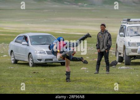 Das traditionelle mongolische Wrestling-Event (ein zeitlich begrenzter Wettkampf, bei dem die Wrestler verlieren, wenn sie den Boden mit einem Teil ihres Körpers berühren Stockfoto