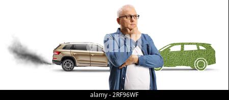 Mann, der vor einem Fahrzeug steht und die Luft verschmutzt, und ein grüner elektrischer SUV, isoliert auf weißem Hintergrund Stockfoto