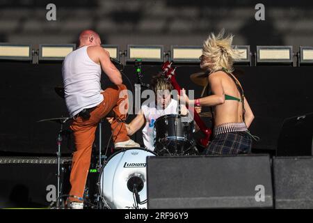 Brighton, Großbritannien. Samstag, 29. Juli 2023. Milkie Way und Sam Matlock von Wargasm unterstützen Royal Blood am Strand in Brighton Madeira Drive © Jason Stockfoto