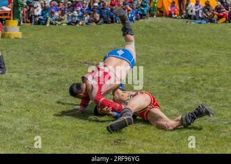 Das traditionelle mongolische Wrestling-Event (ein zeitlich begrenzter Wettkampf, bei dem die Wrestler verlieren, wenn sie den Boden mit einem Teil ihres Körpers berühren Stockfoto