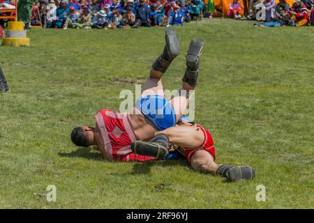 Das traditionelle mongolische Wrestling-Event (ein zeitlich begrenzter Wettkampf, bei dem die Wrestler verlieren, wenn sie den Boden mit einem Teil ihres Körpers berühren Stockfoto