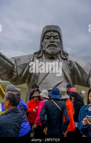 Menschen auf der Aussichtsplattform im Kopf des Pferdes der zur Dschingis Khan Equestrian Statue (130 Fuß groß) gehörenden Dschingis Khan S Stockfoto