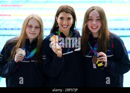 Die britische Bethany Firth (Mitte) mit der Goldmedaille, Poppy Maskill (links) mit der Silbermedaille und Georgia Sheffield mit der Bronzemedaille nach dem Damen Backstroke S14 Final 100m am zweiten Tag der Para Swimming World Championships 2023 im Manchester Aquatics Centre, Manchester. Foto: Dienstag, 1. August 2023. Stockfoto