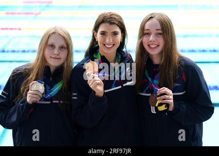 Die britische Bethany Firth (Mitte) mit der Goldmedaille, Poppy Maskill (links) mit der Silbermedaille und Georgia Sheffield mit der Bronzemedaille nach dem Damen Backstroke S14 Final 100m am zweiten Tag der Para Swimming World Championships 2023 im Manchester Aquatics Centre, Manchester. Foto: Dienstag, 1. August 2023. Stockfoto