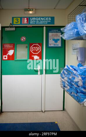 Geburtshaus und Notfallgeburtshilfe auf einer Krankenhausentbindungsstation. Stockfoto