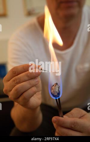 Therapeut, spezialisiert auf traditionelle chinesische Medizin und praktiziert Akupunktur und Moxibustion. Stockfoto
