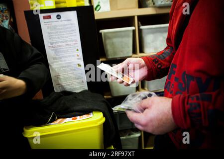 Empfangsstruktur für Drogenabhängige, die sterile Geräte bereitstellt und gebrauchte Geräte sammelt. Stockfoto