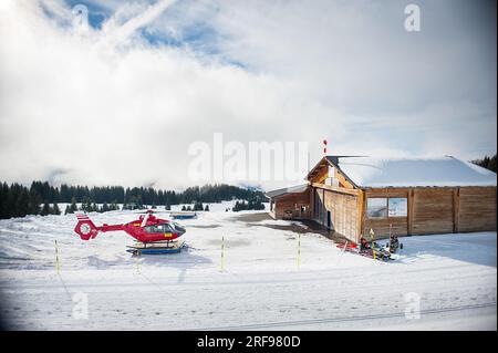 Die Tracker gewährleisten die Sicherheit der Pisten für die Skifahrer und die erste Hilfe. Stockfoto