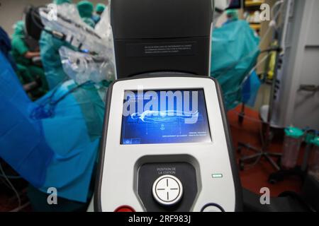 Kontrollschirm eines Roboterchirurgen während einer Hysterektomie im Operationssaal. Stockfoto