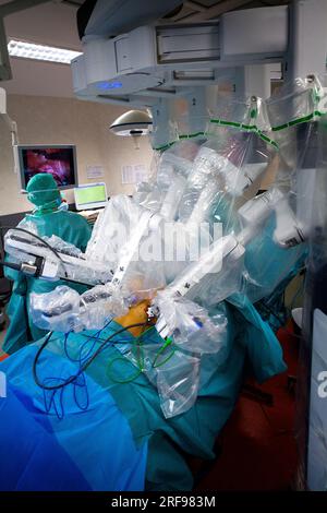 Hysterektomie im Operationssaal eines Krankenhauses mit einem Roboterchirurgen. Stockfoto