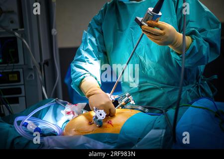 Hysterektomie im Operationssaal mit einem Roboterchirurgen, Installation der vier Arme des Roboters inklusive Kamera. Stockfoto