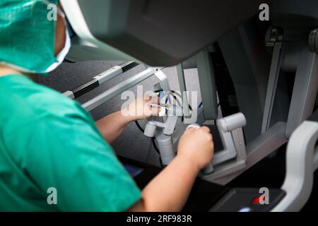 Hysterektomie im Operationssaal mit einem Roboter, der von einem Chirurgen von einer Konsole aus gesteuert wird. Stockfoto