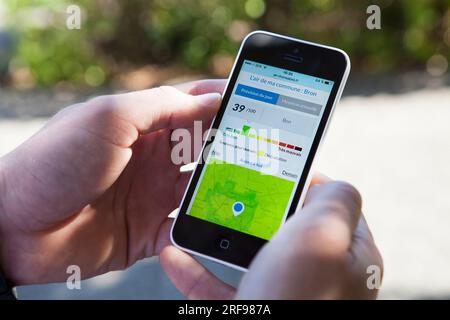 Die mobile Anwendung ermöglicht es, in Echtzeit die Luftqualität zu ermitteln, in der sich der Benutzer befindet. Stockfoto