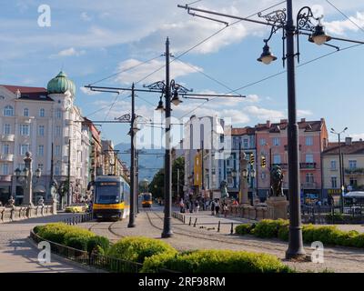 Straßenbahn auf der Löwenbrücke mit Boulevard Knyaginya Maria-Luiza, Banya Bashi Moschee und Hügeln dahinter. Sofia, Bulgarien. August 2023. Stockfoto