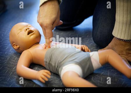 Erste-Hilfe-Training: Herzmassage bei einem Säugling. Stockfoto