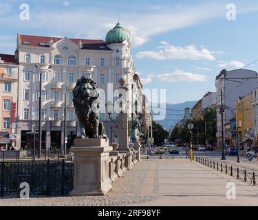 Löwenbrücke mit Boulevard Knyaginya Maria-Luiza dahinter und Hügeln im Hintergrund. Sofia, Bulgarien. August 2023. Stockfoto