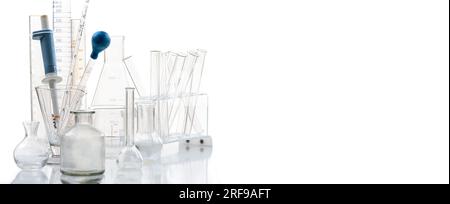 Laborglasgeräte auf weißem Hintergrund. Stockfoto