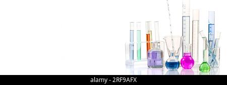 Laborglasgeräte auf weißem Hintergrund. Stockfoto