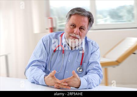 Der praktische Arzt in der Sprechstunde in seiner Praxis. Stockfoto