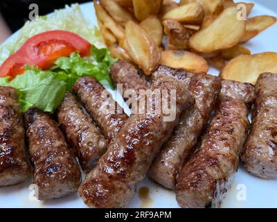 Nahaufnahme von Cevapi: Traditionelles bosnisches Grillfleisch im Detail Stockfoto