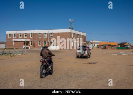 Eine Straßenszene in Bulgan Sum, eine Siedlung in der Wüste Gobi, der