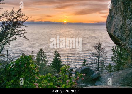 Sonnenuntergang an der Ostküste des Lake Tahoe, Nevada Stockfoto