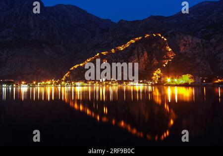 Blick über die Bucht von Kotor auf die befestigte Altstadt Kotor in Montenegro in Europa Stockfoto