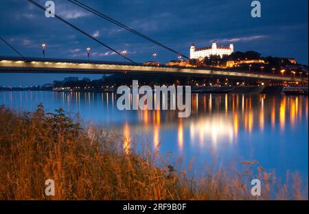 Schloss Bratislava über der Donau in der Altstadt von Bratislava in der Slowakei in Osteuropa Stockfoto