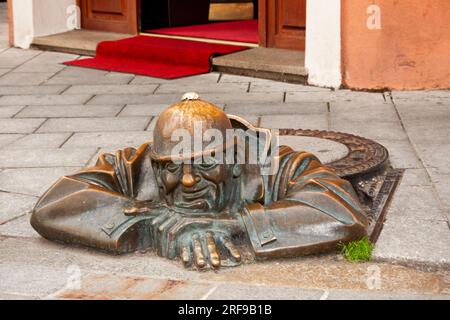 Cumil, die Wächterstatue in der Altstadt von Bratislava in der Slowakei in Osteuropa Stockfoto