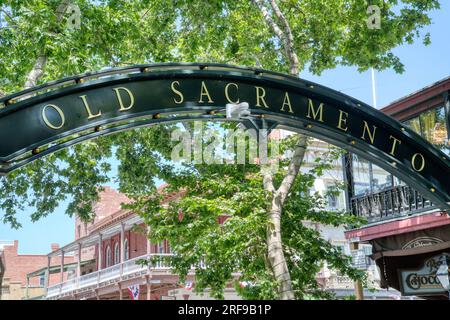 Das Schild markiert den Eingang zum Old Sacramento Historic District im Stadtzentrum von Sacramento, Kalifornien Stockfoto