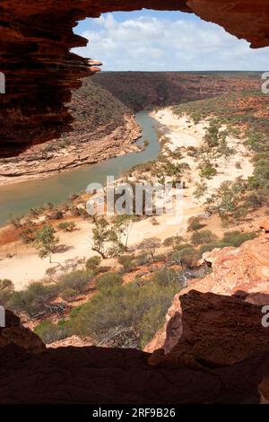 Aussichtspunkt durch ein Naturfenster über die Murchison River Gorge im Kalvance-Nationalpark in Westaustralien Stockfoto