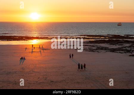 Leute, die den Sonnenuntergang am Cable Beach in Broome in Westaustralien beobachten Stockfoto