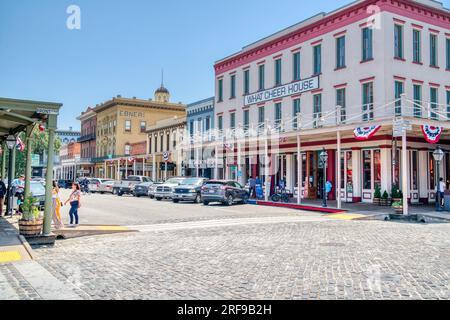 Sacramento, CA - 25. Mai 2023: Historische Gebäude säumen die Straße in der Altstadt von Sacramento in der Nähe des Ufers der Stadt Sacramento, Califo Stockfoto