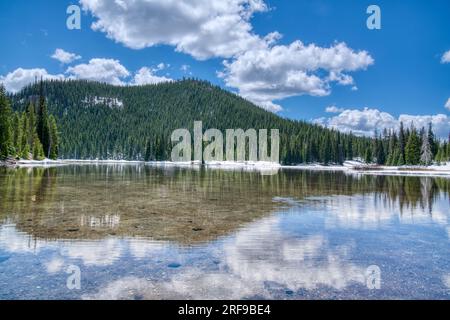 Das wunderschöne kristallklare Wasser des Devil's Lake in den Cascade Mountains im Zentrum von Oregon Stockfoto