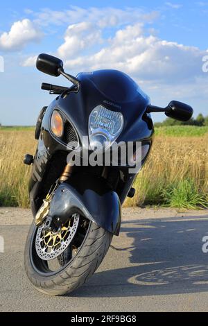 Tworog, Schlesien, Polen- 27. Juli 2023 - Suzuki Hayabusa GSX1300R erste Generation, Modell 2007. Schwarze Sportmotorräder kennen sich aus Stockfoto