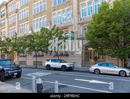 West Village: Notre Dame School ist eine fünfstöckige katholische Schule im gotischen Stil für Mädchen, die sich in der 327 West 13. Street befindet. Stockfoto