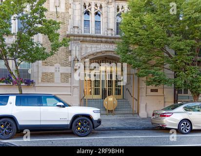 West Village: Notre Dame School ist eine fünfstöckige katholische Schule im gotischen Stil für Mädchen, die sich in der 327 West 13. Street befindet. Stockfoto