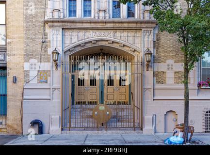 West Village: Notre Dame School ist eine fünfstöckige katholische Schule im gotischen Stil für Mädchen, die sich in der 327 West 13. Street befindet. Stockfoto