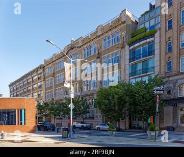 West Village: Notre Dame School ist eine fünfstöckige katholische Schule im gotischen Stil für Mädchen, die sich in der 327 West 13. Street befindet. Stockfoto